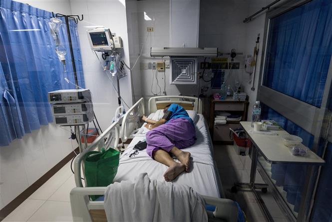 Bệnh nhân COVID-19 được điều trị tại bệnh viện ở Bangkok, Thái Lan, ngày 26/4/2021. Ảnh: AFP/TTXVN