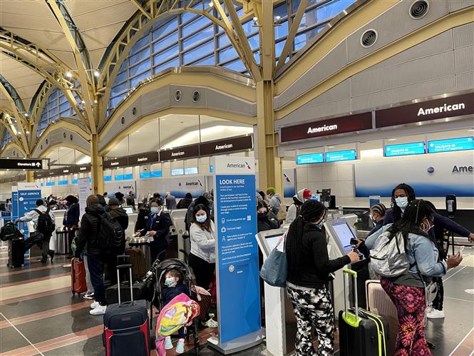 Hành khách chờ làm thủ tục tại sân bay quốc gia Ronald Reagan ở Arlington, Virginia, Mỹ. Ảnh: AFP/ TTXVN