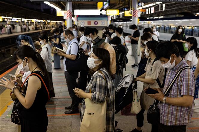 Người dân đeo khẩu trang phòng dịch COVID-19 tại Tokyo, Nhật Bản, ngày 17/7/2021. Ảnh: AFP/TTXVN