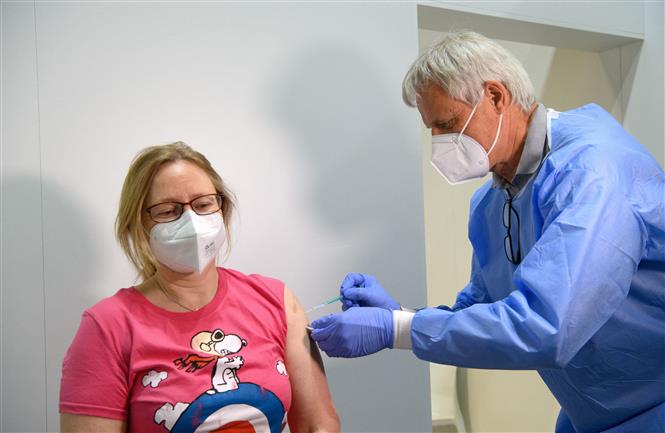 Tiêm vaccine ngừa COVID-19 cho người dân tại Berlin, Đức ngày 27/5/2021. Ảnh: AFP/TTXVN