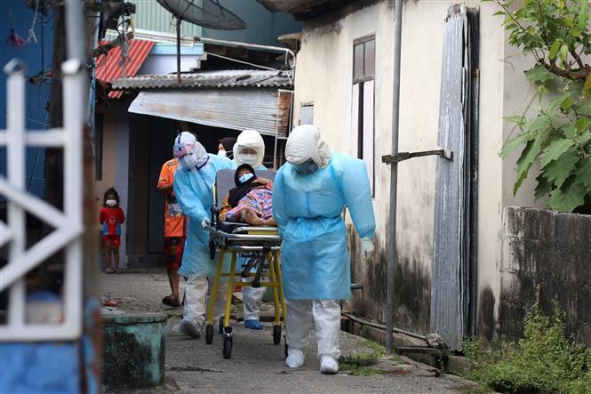 Nhân viên y tế chuyển bệnh nhân nhiễm COVID-19 tới bệnh viện ở Pattani, Thái Lan, ngày 19/7/2021. Ảnh: AFP/TTXVN