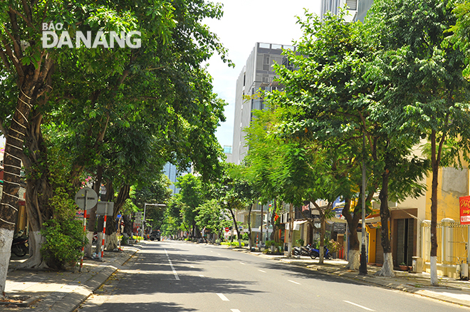 Trong khi đó, đường Trần Phú gần cũng không có nhiều phương tiện lưu thông (ảnh chụp trưa 31-7). Ảnh: THÀNH LÂN