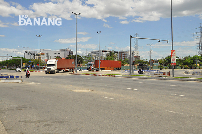 Trong trưa và chiều ngày 31-7, tuyến đường 14B đoạn qua địa phận Đà Nẵng có khá nhiều xe chở hàng hoá ra cảng. Ảnh: THÀNH LÂN