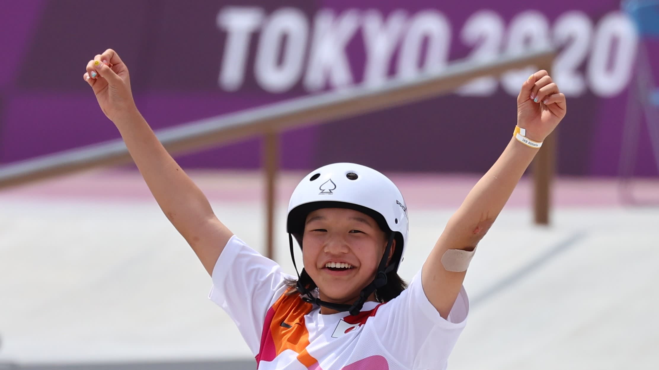 Momiji Nishiya (người Nhật Bản) vui mừng khi giành huy chương vàng môn ván trượt đường phố tại Olympic Tokyo 2020. Ảnh: Reuters