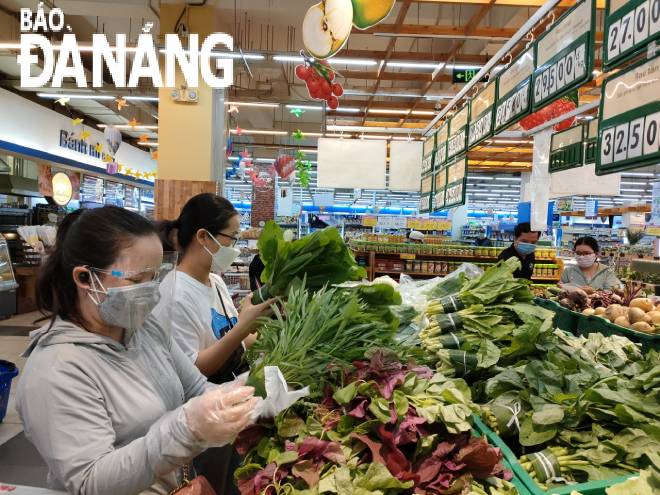 Các siêu thị sẵn sàng cung ứng hàng hóa phục vụ nhu cầu mua sắm của người dân. Ảnh chụp tại siêu thị Co.opmart Đà Nẵng. Ảnh: QUỲNH TRANG.