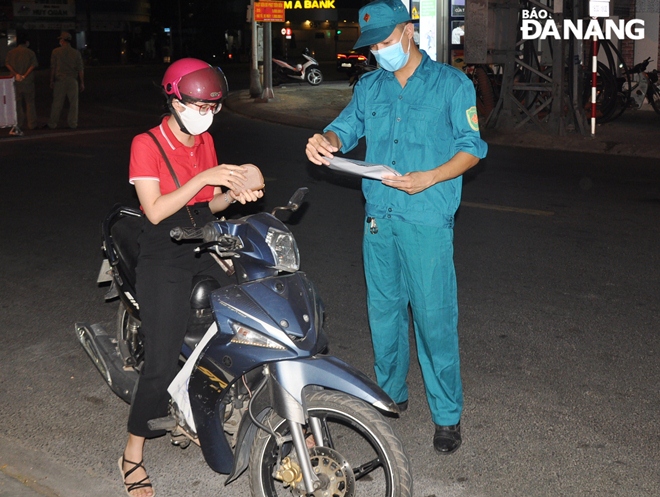 Lực lượng Dân quân phường Thanh Khê Đông (quận Thanh Khê) kiểm tra giấy đi đường của người dân. Ảnh: LÊ HÙNG