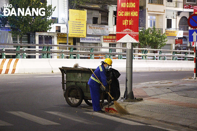  Nhân viên môi trường là 1 trong các đối tượng được ra đường để thực hiện nhiệm vụ.