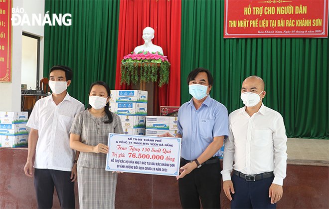 Trao 150 suất quà cho người dân nhặt rác tại bãi rác Khánh Sơn
