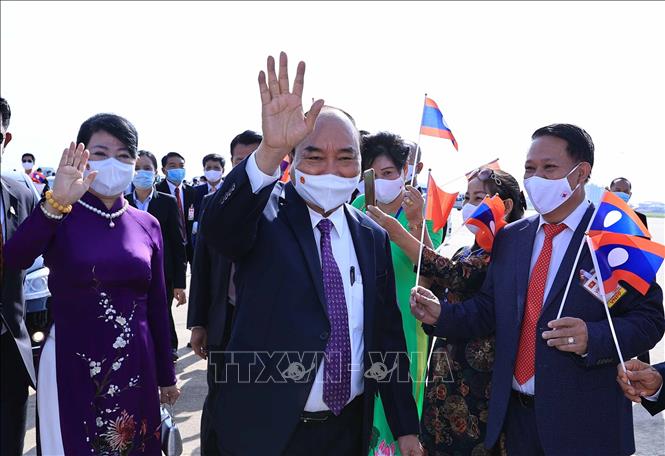 Chủ tịch nước Nguyễn Xuân Phúc tới Viêng Chăn, bắt đầu thăm hữu nghị chính thức Lào