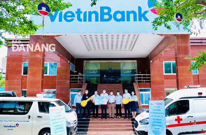 Đà Nẵng tiếp nhận 2 xe cứu thương do VietinBank trao tặng