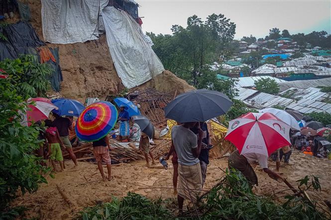 Nhà cửa bị chôn vùi sau trận lũ lụt và lở đất tại trại tị nạn Balukhali, Bangladesh, ngày 27/7/2021. Ảnh: AFP/TTXVN