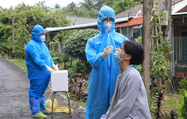 Nhân viên Y tế Bệnh viện Triều An-Loan Trâm (tỉnh Vĩnh Long) hỗ trợ huyện Long Hồ lấy mẫu xét nghiệm COVID-19 cho các hộ gia đình công nhân và tiểu thương. (Ảnh: Lê Thúy Hằng/TTXVN)