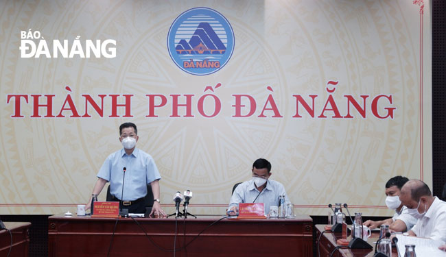 Secretary Quang (left) on Saturday afternoon called for decade of concerted effort to bring the outbreak under control at the Da Nang Steering Committee for COVID-19 Prevention and Control’s meeting . Photo: PHAN CHUNG