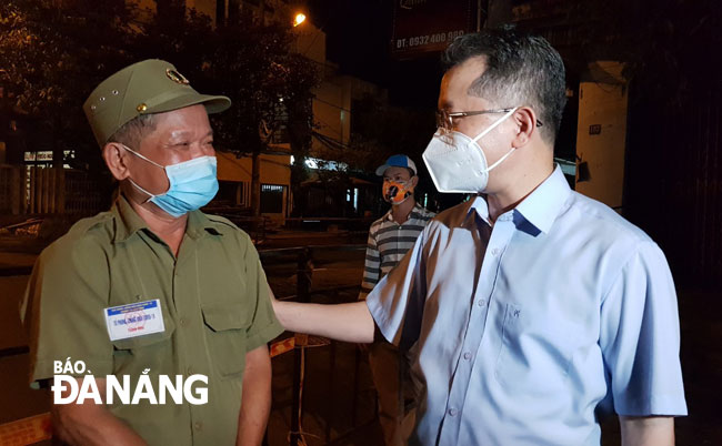 Secretary Quang (right) visited and gave spirit encouragement to the taskforce staffing at a checkpoint in Nai Hien Dong Ward. Photo: PHAN CHUNG