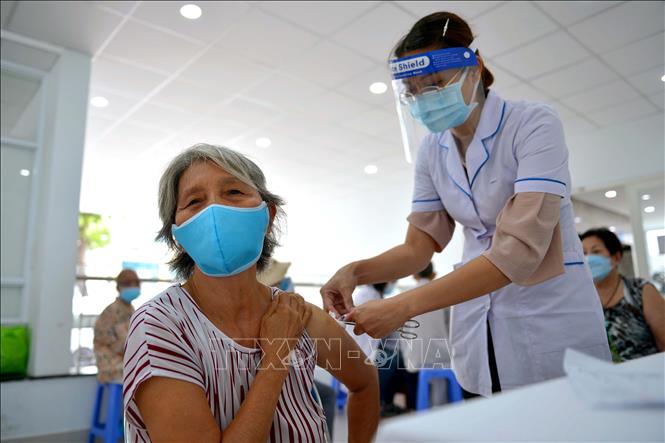 Các y, bác sỹ Trung tâm Y tế Quận 3, TP Hồ Chí Minh tiêm vaccine Moderna phòng COVID-19 đợt 5 cho người trên 65 tuổi, người mắc bệnh mãn tính. Ảnh: Thanh Vũ/TTXVN