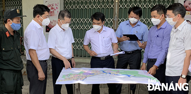 Bí thư Thành ủy Nguyễn Văn Quảng (thứ ba, trái sang) kiểm tra thực tế công tác phòng, chống Covid-19 tại quận Liên Chiểu chiều 1-8. Ảnh: LÊ HÙNG