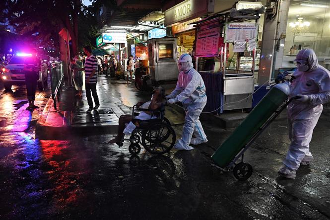 Chuyển bệnh nhân nhiễm Covid-19 tới bệnh viện ở Bangkok, Thái Lan, ngày 30-7-2021. Ảnh: AFP/TTXVN