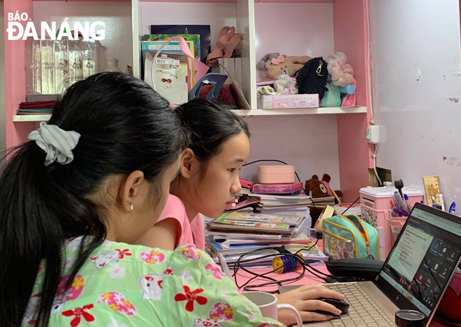 Học sinh lớp 7 Trường THCS Nguyễn Huệ, quận Hải Châu học hè trực tuyến tại nhà.  Ảnh: NGỌC HÀ