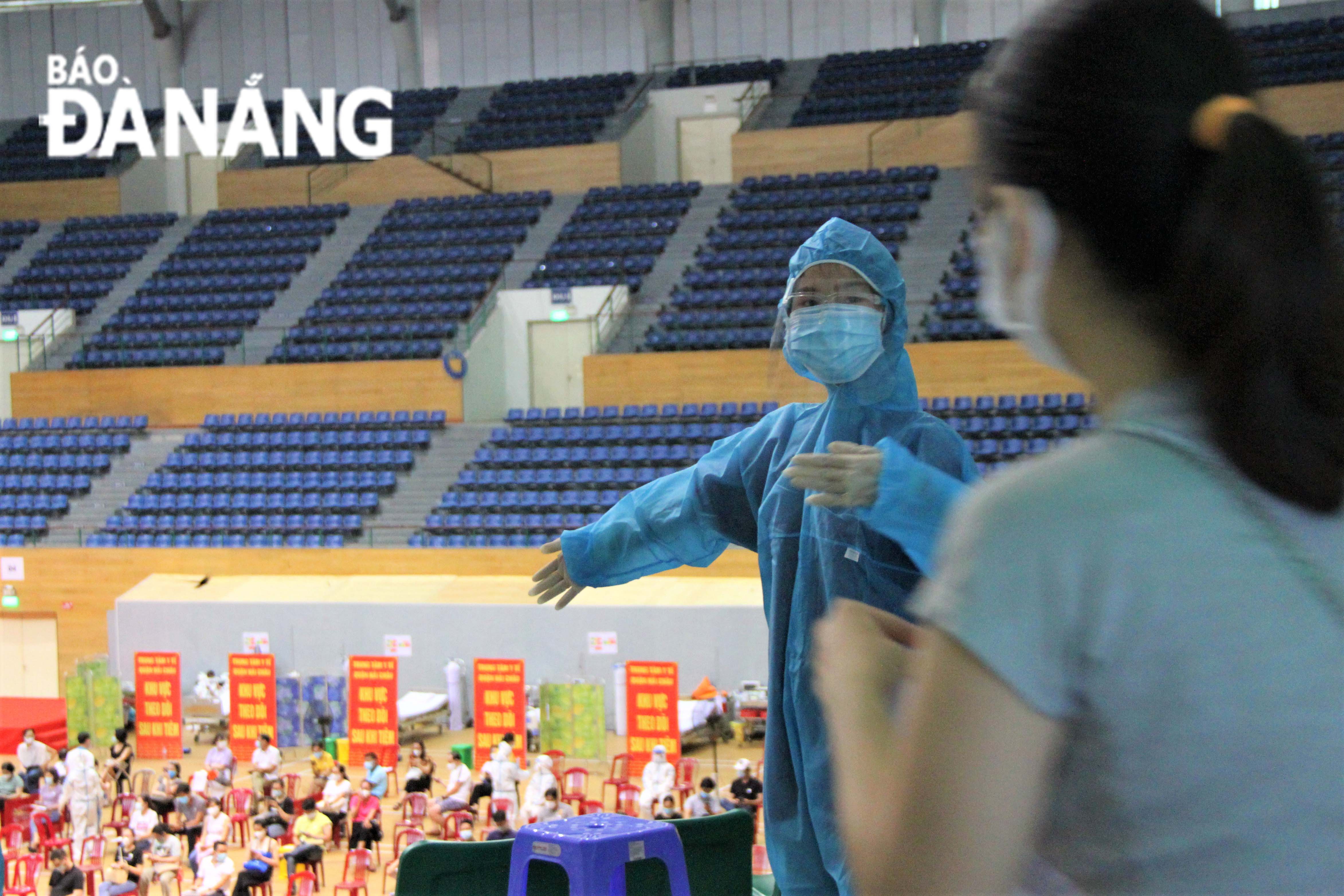 The volunteers guide the would-be vaccinated people to the waiting area for pre-vaccination screening.