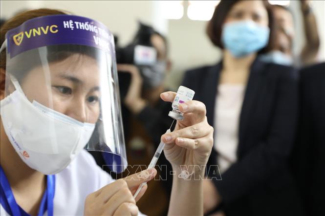 Triển khai tiêm vaccine phòng Covid-19 tại Bệnh viện Thanh Nhàn (Sở Y tế Hà Nội). Ảnh: Minh Quyết/TTXVN