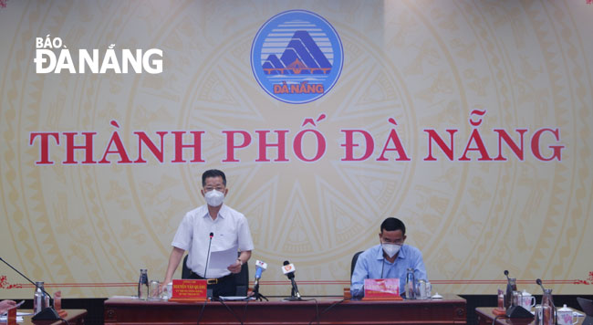 Secretary Quang (left) called for even more stronger and drastic measures to break the chains of transmission of emerging COVID-19 hotspots in Da Nang. Photo: PHAN CHUNG