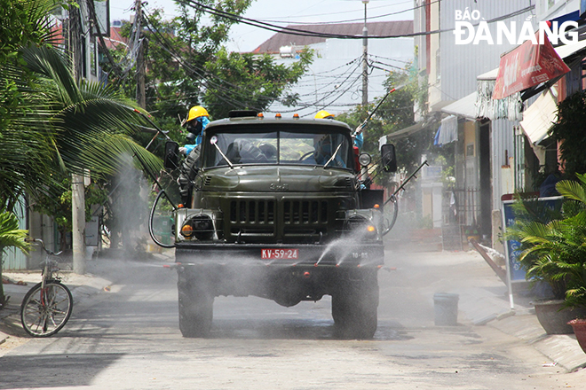  Functional forces work in the harsh conditions to complete their assigned disinfection missions in Nai Hien Dong Ward.