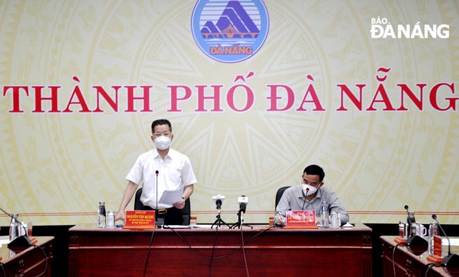 Bí thư Thành ủy Nguyễn Văn Quảng (trái) phát biểu chỉ đạo tại cuộc họp chiều 2-8. Ảnh: LÊ HÙNG