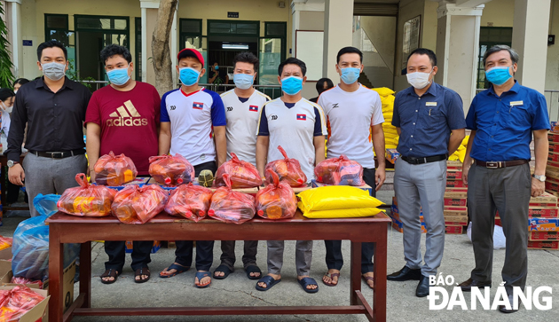 Leaders of Da Nang University of Education presented gifts to support Lao students amid COVID-19 crisis. Photo: DAC MANH