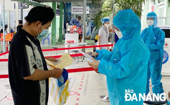 Residents come to the Da Nang General Hospital for checkups.