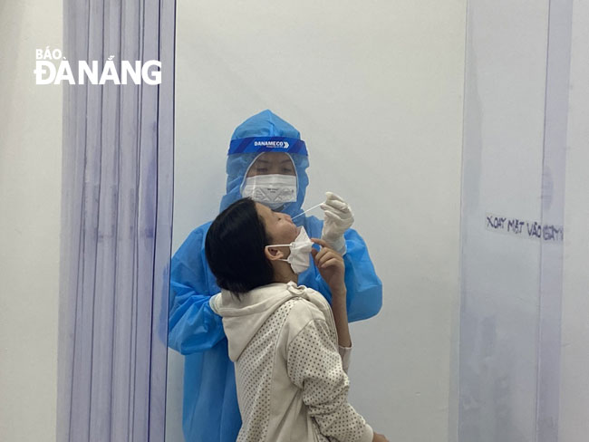 An out-patient has her nasal swab samples taken for COVID-19 testing at the Da Nang General Hospital. Photo: PHAN CHUNG