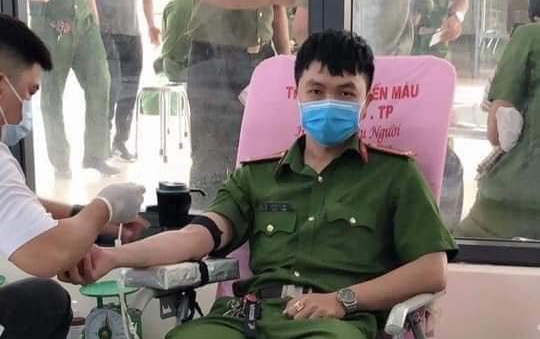 Thượng úy Phan Tấn Tài trong một lần hiến máu tình nguyện. (Nguồn: Facebook Tuổi trẻ tham mưu)