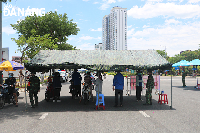 Canvas shelters have been set up in many COVID-19 checkpoints in the city for the taskforce and people when passing through these venues. Photo: Xuan Dung