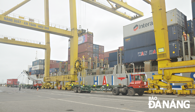  Loading and unloading activities are in progress at the Tien Sa Port. Photo: THANH LAN