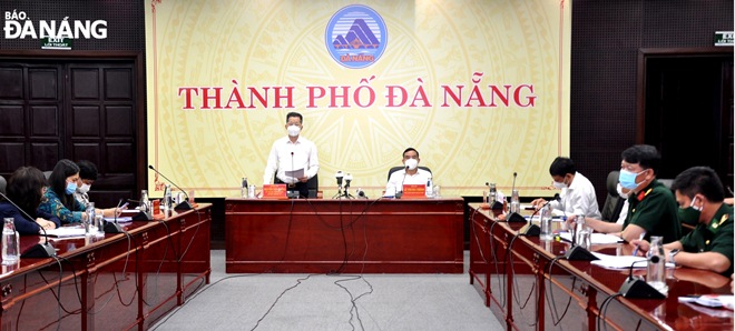 Bí thư Thành ủy Nguyễn Văn Quảng (bìa trái) phát biểu chỉ đạo tại cuộc họp chiều 4-8. Ảnh: LÊ HÙNG