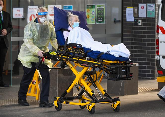Nhân viên y tế Australia chuyển người già khỏi trung tâm dưỡng lão Epping Gardens ở ngoại ô Epping, Melbourne trong bối cảnh dịch Covid-19 bùng phát. Ảnh: AFP/TTXVN