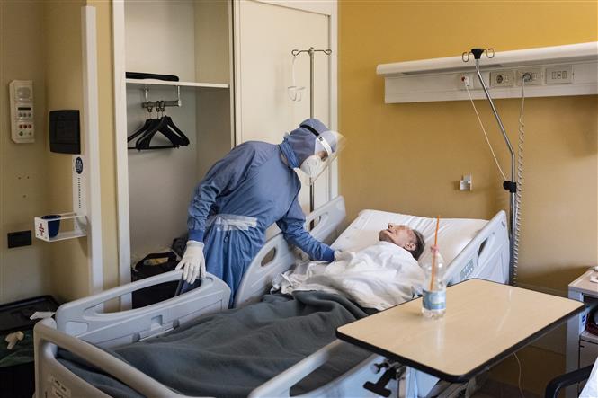 Điều trị cho bệnh nhân nhiễm Covid-19 tại bệnh viện ở Turin, Italy. Ảnh: AFP/TTXVN