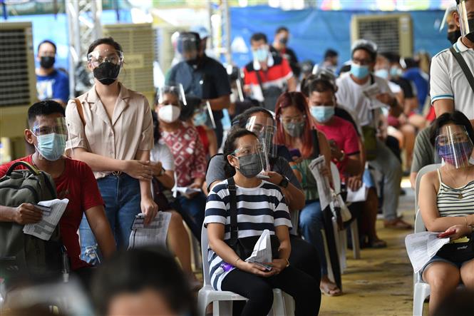 Người dân xếp hàng chờ tiêm vaccine phòng Covid-19 tại Manila, Philippines, ngày 15-7-2021. Ảnh: AFP/TTXVN