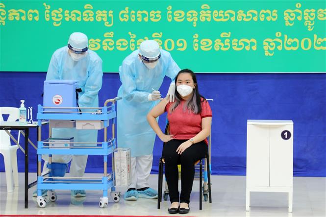 Nhân viên y tế tiêm vaccine ngừa Covid-19 cho người dân tại Phnom Penh, Campuchia, ngày 1-8-2021. Ảnh: THX/TTXVN