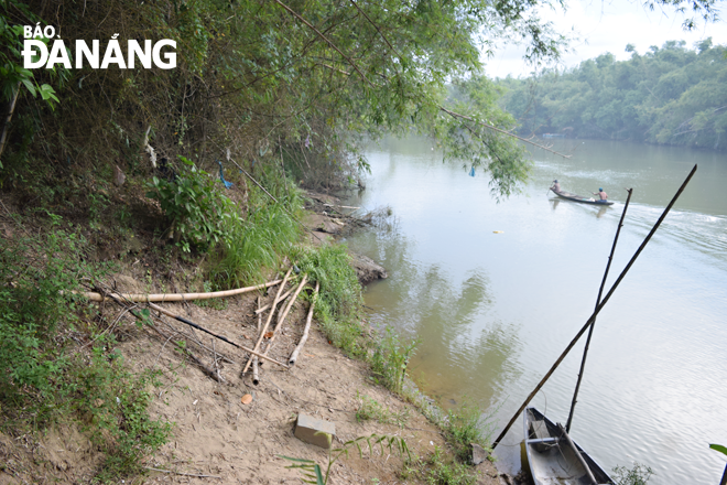 Tuyến kè bảo vệ bờ sông Yên đoạn qua thôn An Trạch, xã Hòa Tiến (huyện Hòa Vang) bị xói lở nghiêm trọng sau mùa lũ cuối năm 2020.  							     Ảnh: HOÀNG HIỆP
