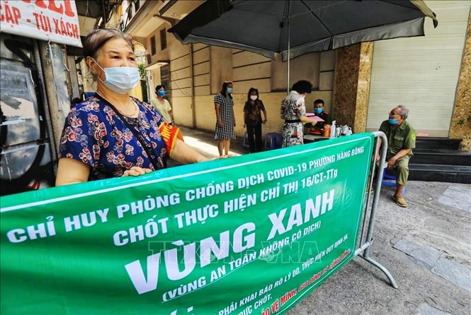 Chốt “Vùng xanh” tại ngõ Hà Trung, phường Hàng Bông (Hà Nội) với lực lượng nòng cốt là các Tổ phòng, chống COVID cộng đồng. Ảnh: Thành Đạt/TTXVN