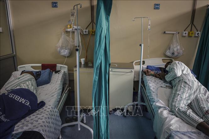 Bệnh nhân COVID-19 được điều trị tại bệnh viện ở Tembisa, Nam Phi, ngày 2/3/2021. Ảnh: AFP/TTXVN