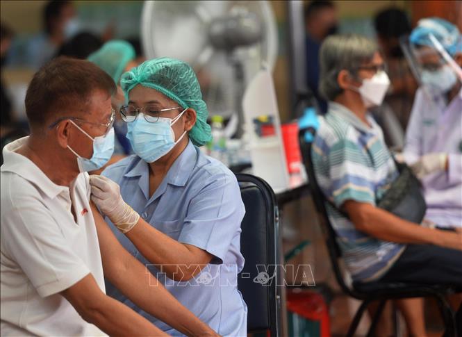 Nhân viên y tế tiêm vaccine COVID-19 cho người dân tại Bangkok, Thái Lan, ngày 16/7/2021. Ảnh: THX/TTXVN