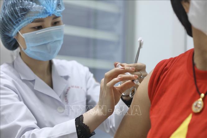 Tình nguyện viên tiêm thử nghiệm vaccine Nano Covax tại Học viện Quân y. Ảnh: TTXVN