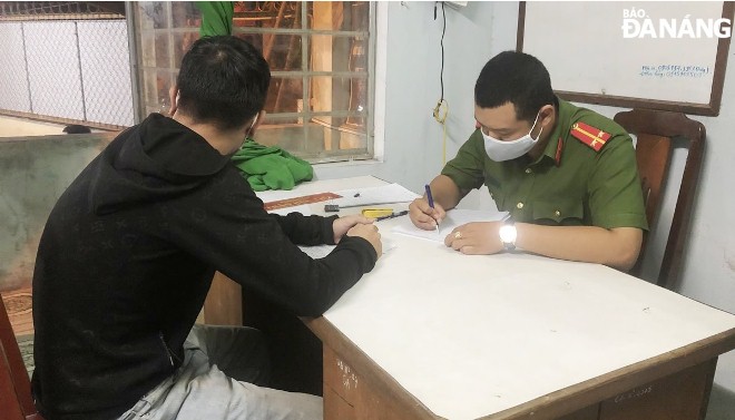The Quang Nam Man (left) is being questioned at the Hoa Tien Commune police station. Photo: L.H
