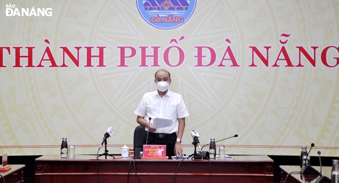 Phó Chủ tịch UBND thành phố Lê Quang Nam phát biểu chỉ đạo tại cuộc họp chiều 7-8. Ảnh: LÊ HÙNG
