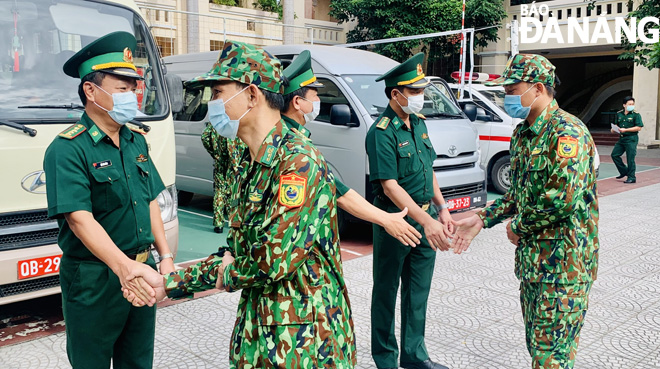 The Da Nang Border Guard High Command leaders encourage officers and soldiers to fufill their COVID-19 prevention and control tasks. PHOTO: BA VINH