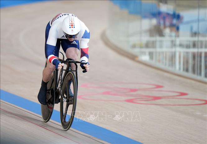 VĐV Jason Kenny của Anh thi đấu ở nội dung đua xe đạp lòng chảo cá nhân nam tại Olympic Tokyo 2020 diễn ra ở Nhật Bản, ngày 8/8/2021. Ảnh: THX/TTXVN