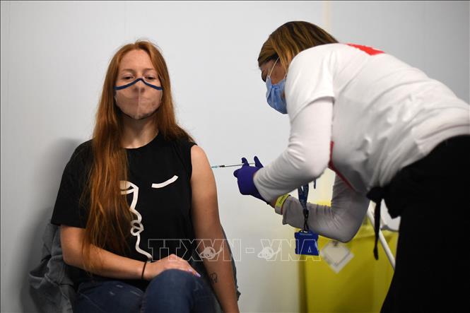Nhân viên y tế tiêm vaccine ngừa Covid-19 cho người dân tại London, Anh, ngày 25-6-2021. Ảnh: AFP/TTXVN