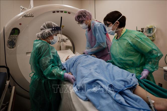 Nhân viên y tế điều trị cho bệnh nhân nghi nhiễm Covid-19 tại bệnh viện ở Yokohama, Nhật Bản, ngày 8-8-2021. Ảnh: AFP/TTXVN
