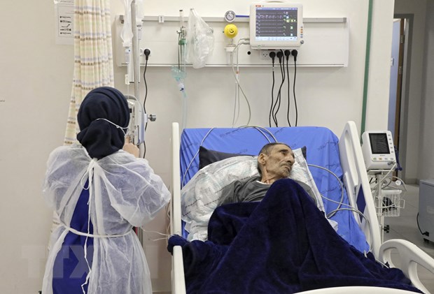Nhân viên y tế điều trị cho bệnh nhân Covid-19 tại Tây Hebron, khu Bờ Tây ngày 30-5-2021. Ảnh: AFP/TTXVN